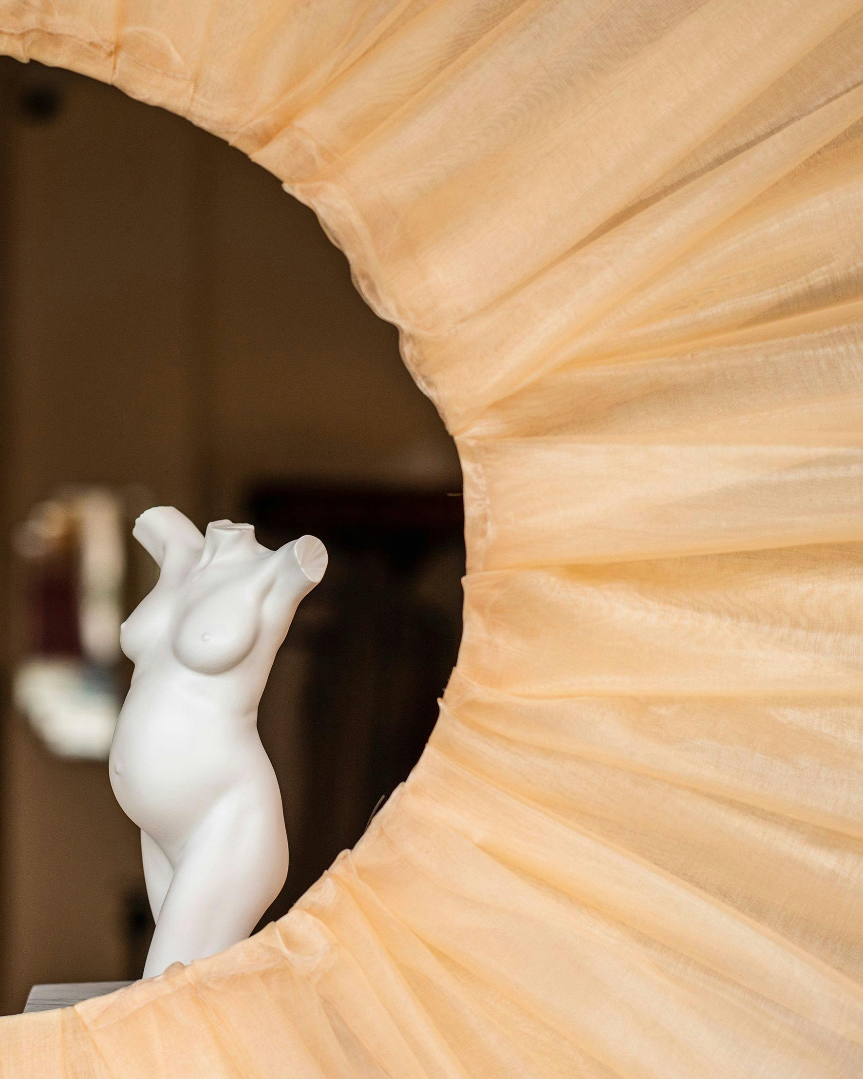 escultura maternidad una mirada de yeso