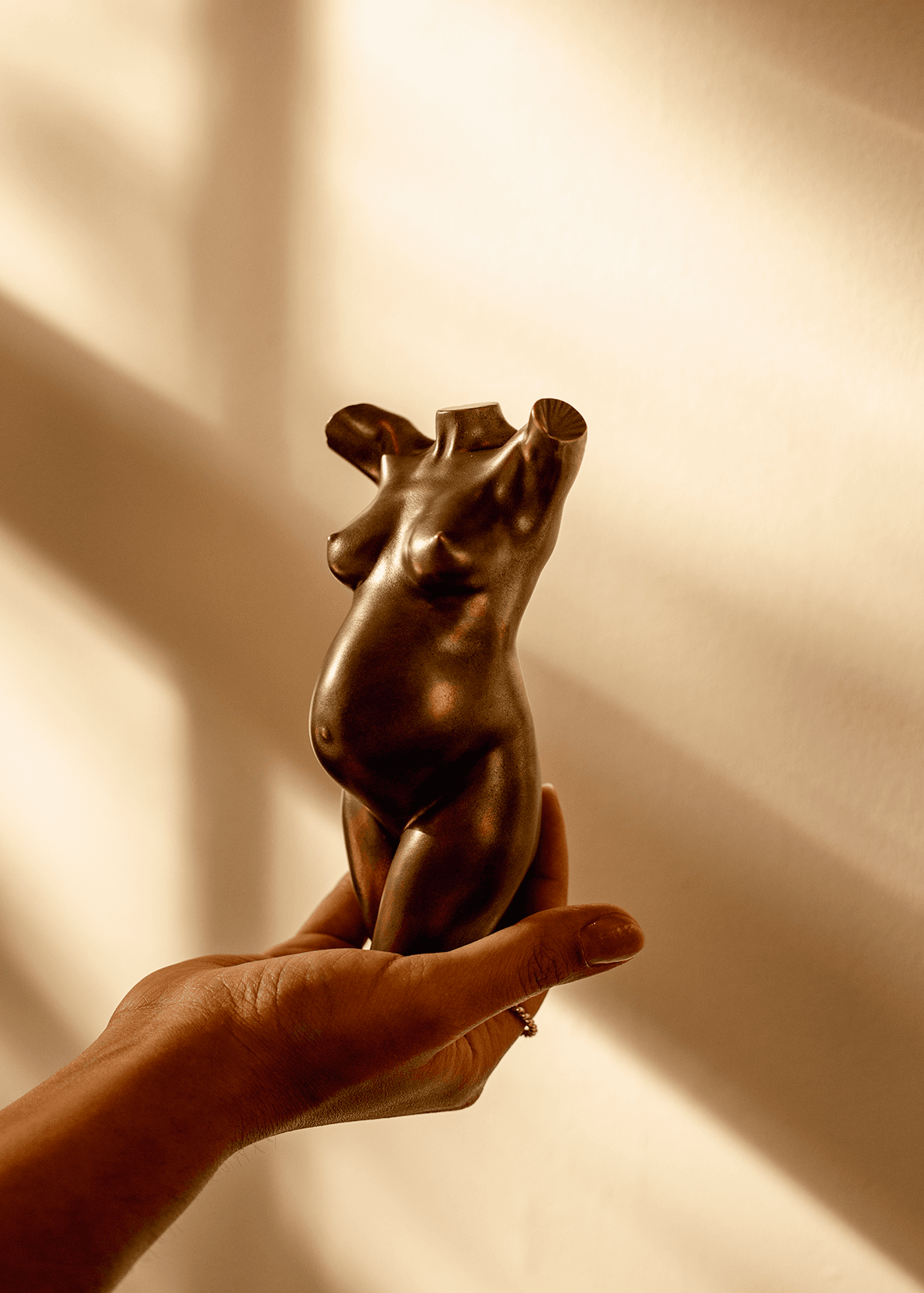 escultura-maternidad-oprah-mirada-de-bronce.png