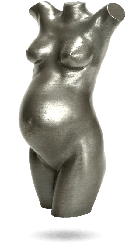 escultura maternidad una mirada plateada