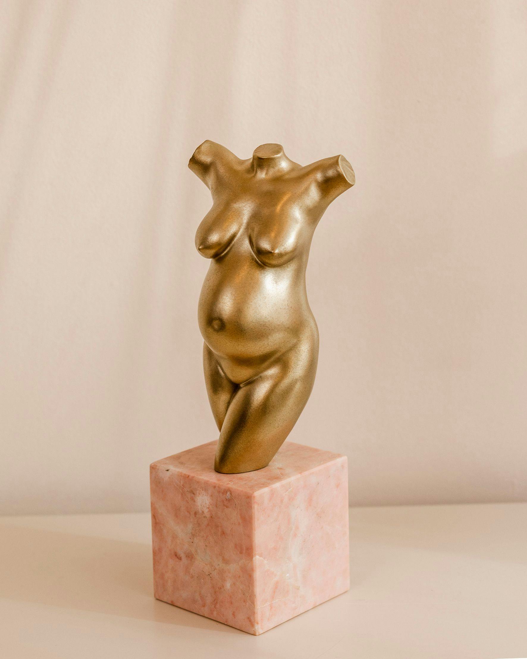 escultura maternidad mirada de latón