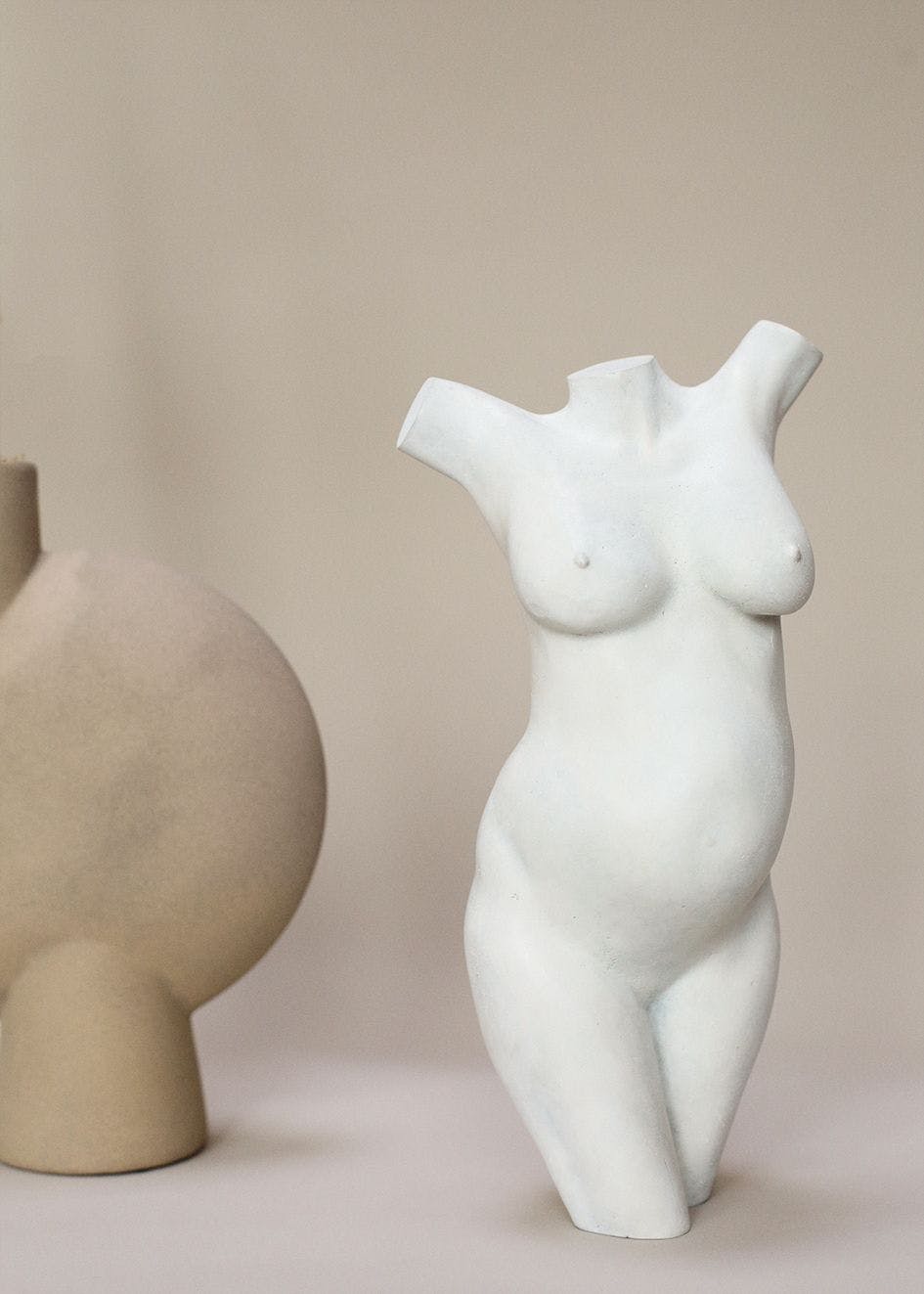 3D beeld zwangere vrouw in gipslook als alternatief voor een gipsbuik