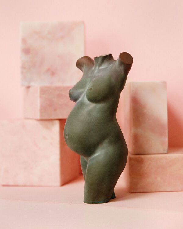schwangere skulptur in Bronze-Look