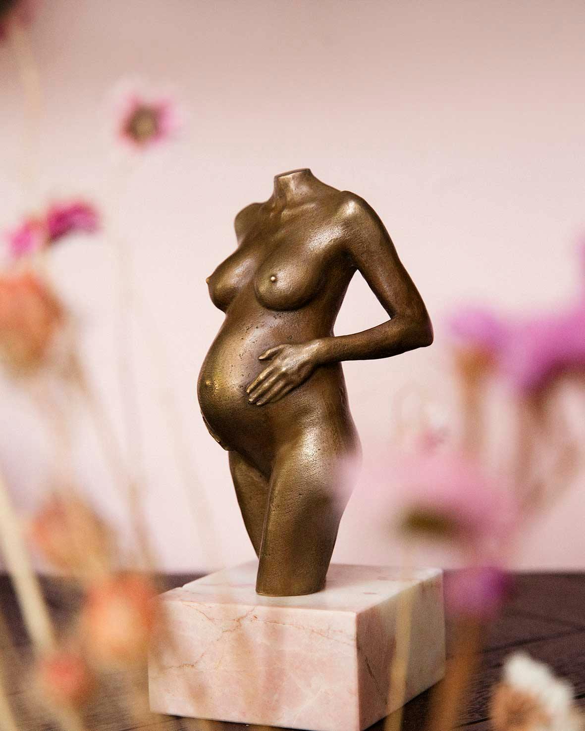 sculpture-maternité-Goddess-fundido-en-bronce-gold-finition-02.jpg